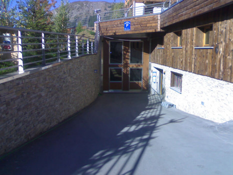 Baita-Montana-Livigno-Portone-garage-inox-legno